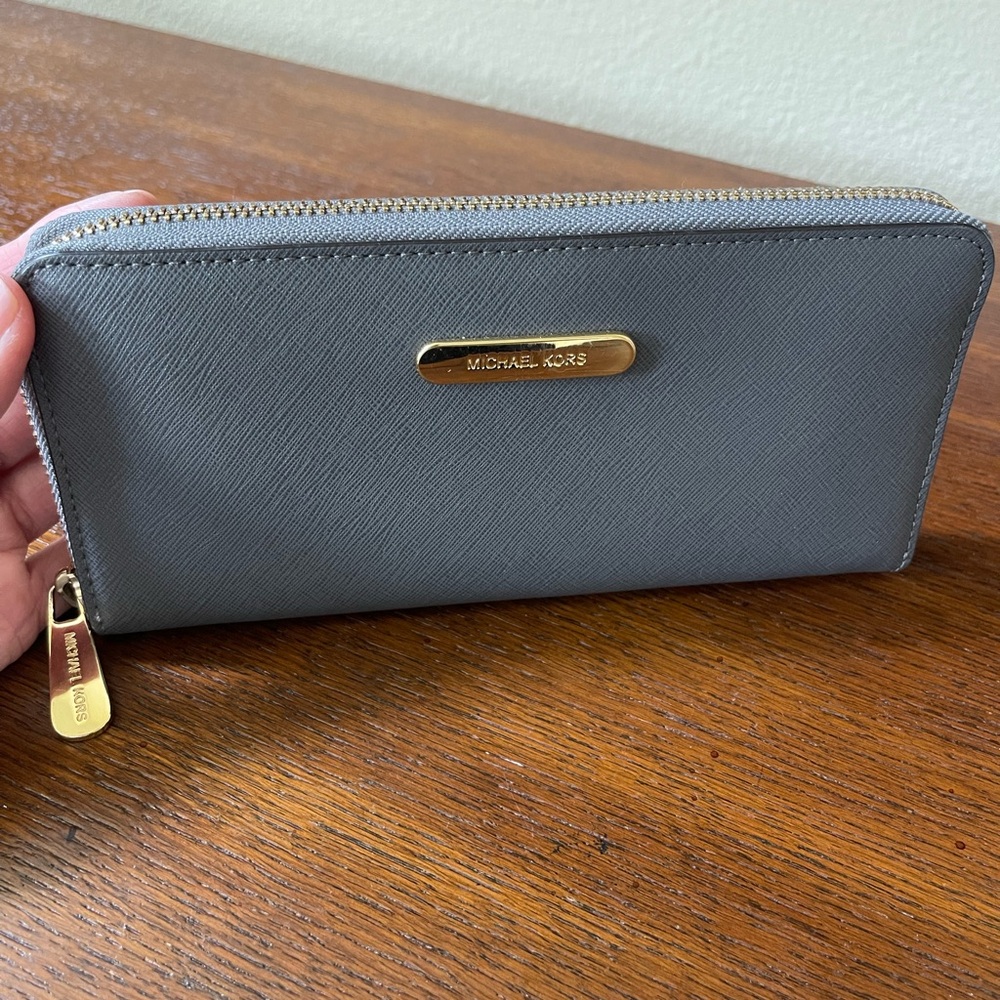 Like New Michael Kors all around zip wallet